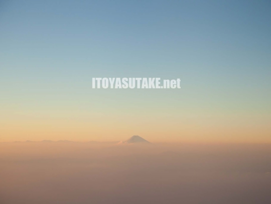 富士山雲の上.jpg
